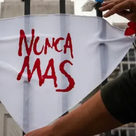 Fuerte rechazo opositor a Milei por usar el “Nunca Más” en un eslogan contra el kirchnerismo
