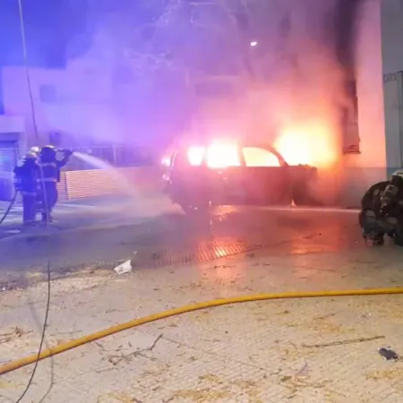 Tres menores robaron un auto y chocaron contra una casa: el vehículo se prendió fuego
