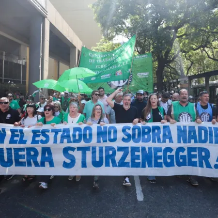 Polémico proyecto K para dar estabilidad laboral total a los empleados públicos