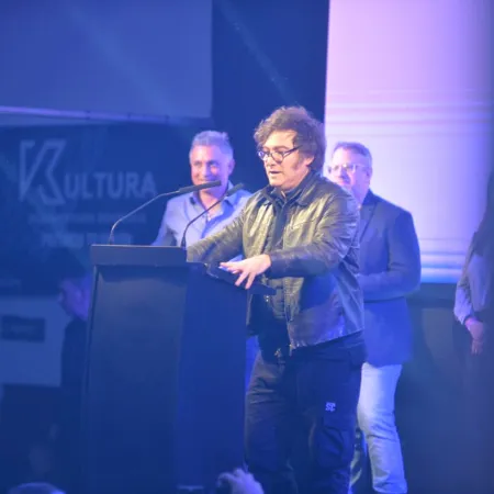 Milei lanzó la campaña de LLA en la Provincia: tildó de "petiso soviético" a Kicillof