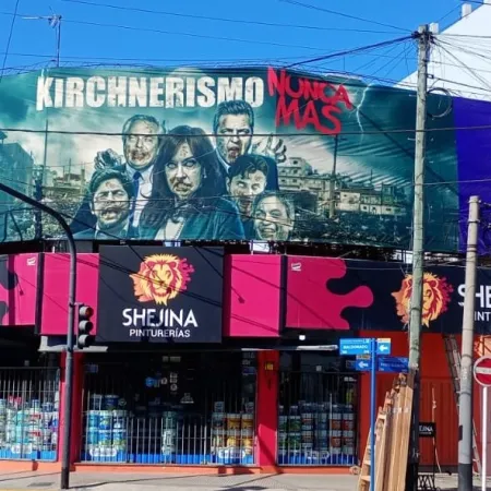 Durísimos afiches de LLA contra el kirchnerismo en modo zombie