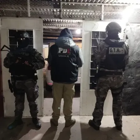 Realizan un operativo y encuentran droga escondida en el botín de fútbol de un nene