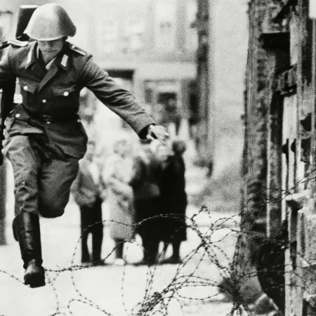 El salto que desafió al Muro de Berlín: la historia que sigue viva
