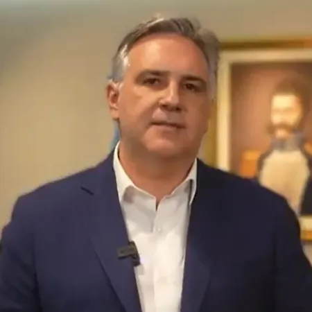Llaryora grabó un video para voltear un veto clave de Milei