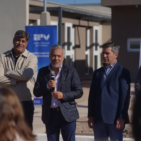 Cornejo entregó tarde 16 viviendas y le echó la culpa a Alberto Fernández