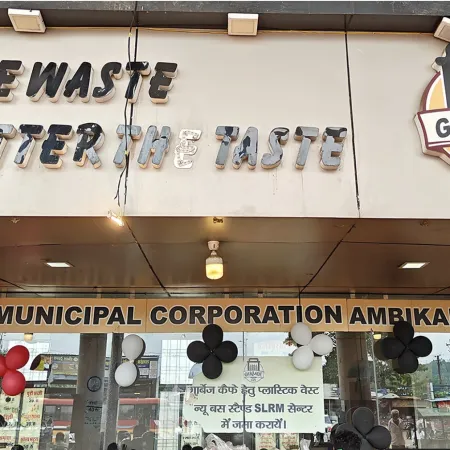 Cafés en India: comida gratis a cambio de plástico y menos basura