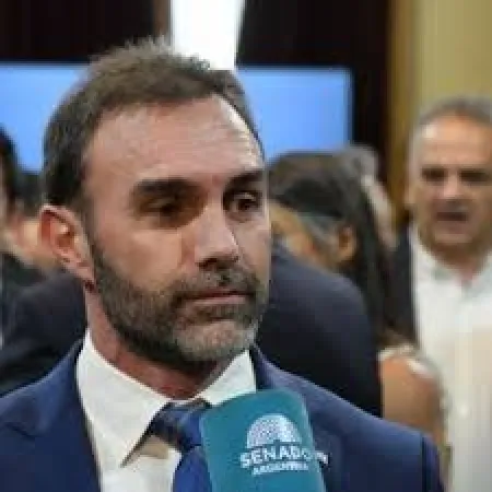El senador libertario Ezequiel Atuache no puede dar una cifra sin trabarse