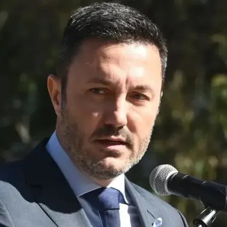 Luis Petri: contratos millonarios bajo sospecha