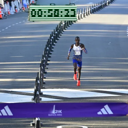 El ugandés Jacob Kiplimo rompió el récord y ganó la Media Maratón de Buenos Aires