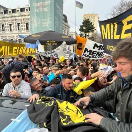 Milei desembarca en Lomas de Zamora con una caravana de La Libertad Avanza