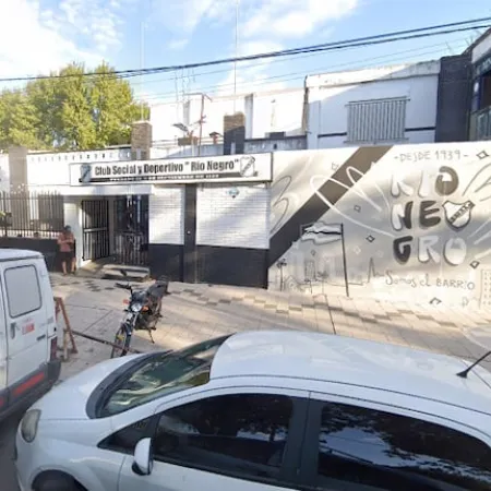 Brutal balacera frente a una cancha de fútbol de Rosario: hay cinco jóvenes heridos