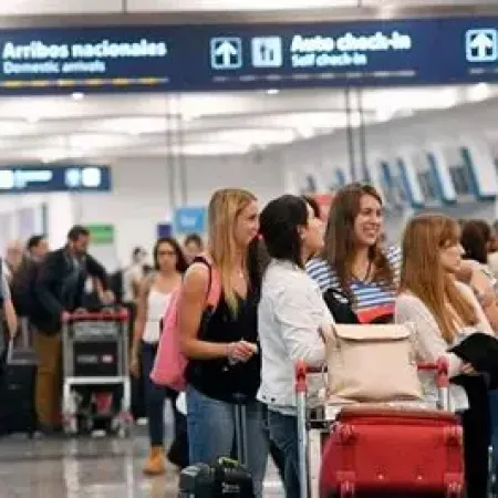 Más argentinos viajan al exterior y se profundiza el déficit turístico