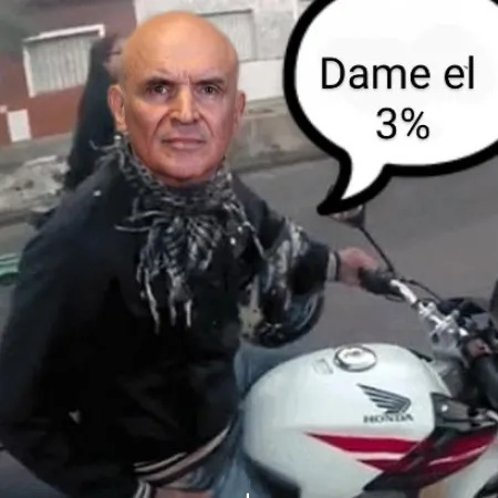 Espert huyó en moto en medio del ataque y estallaron los memes