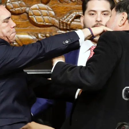 Golpes en el Senado mexicano: ¿qué desató la pelea entre Morena y PRI?