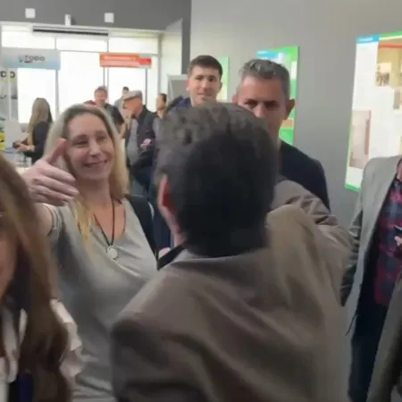 Karina Milei en Corrientes: abrazo con Lisandro Almirón y fotos en el Aeropuerto