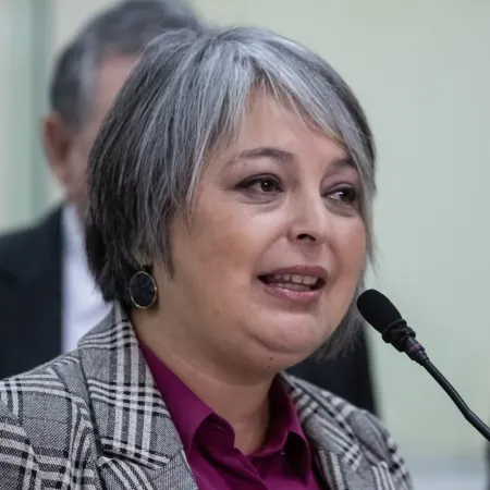 Jeannette Jara bajo fuego interno: ¿qué fracturas expone el PC?