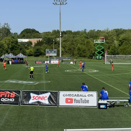 OmegaBall: el deporte que combina fútbol y adrenalina en tres arcos