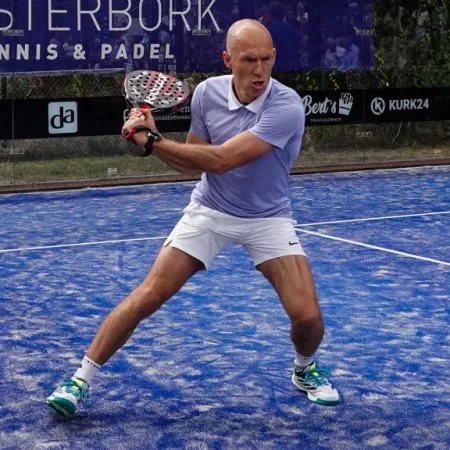 Arjen Robben debuta en el pádel profesional con una victoria