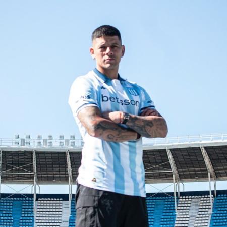 Marcos Rojo se presentó en el Cilindro con su nueva camiseta y el particular dorsal