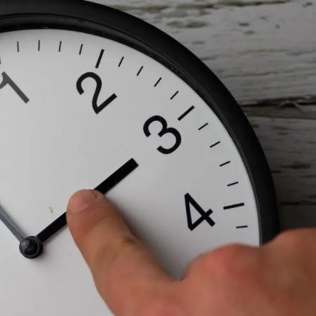 Expertos destacan beneficios por el cambio del huso horario en Argentina