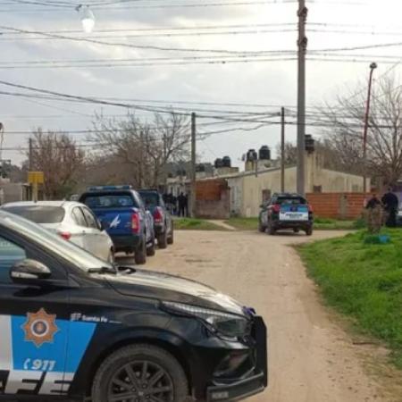 Imputaron al policía que intentó matar a su mujer y se atrincheró en su casa: revelan que quiso quitarse la vida en la celda