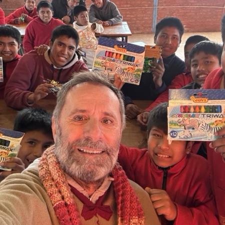 Un sacerdote al Congreso: la jugada del peronismo en la tierra de los Kirchner