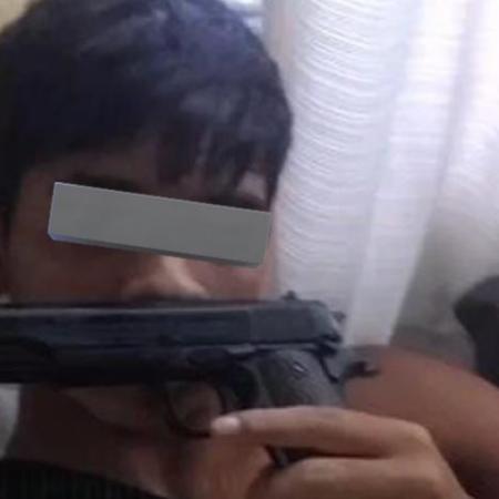 Se mostraba con armas en las redes pero cuando llegó la Policía se escondió en el baño de mujeres