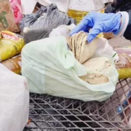 Detuvieron a un vendedor por comercializar milanesas con papel higiénico