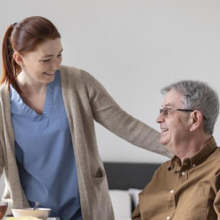 Asistentes gerontológicos, un oficio que es clave para una sociedad que envejece