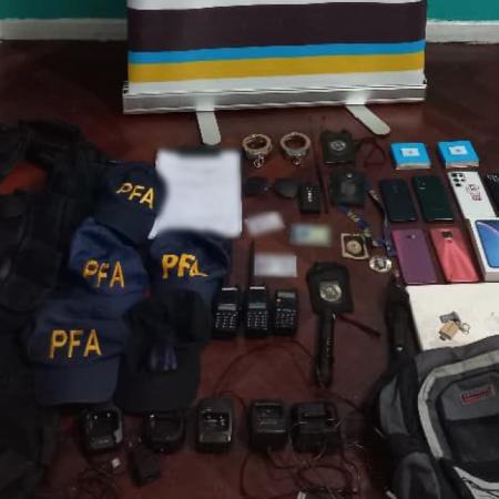Golpe a una banda de falsos policías: insignias, credenciales de la PFA y hasta posnets para realizar transacciones