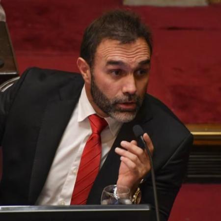 El senador libertario Ezequiel Atuache no puede dar una cifra sin trabarse