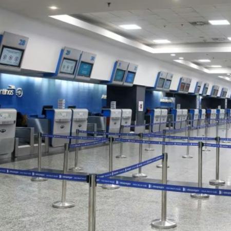 Controladores aéreos levantan el paro del jueves pero sostienen las medidas para el fin de semana