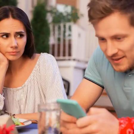 Qué es el "phubbing", el fenómeno que daña las relaciones personales por el uso del celular