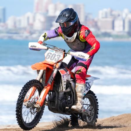 Comienza el Enduro de Mar del Plata con 500 motos en la arena y miles de personas