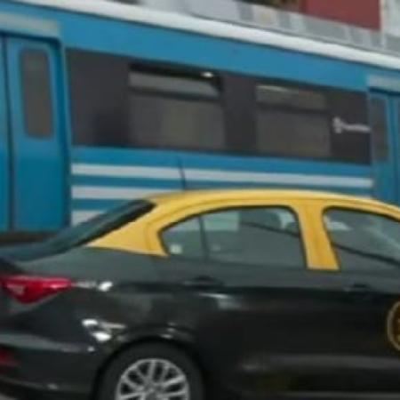 Un tren del Sarmiento arrolló a un taxi y sus dos ocupantes se fugaron