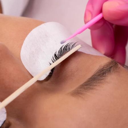 Maquillaje y extensiones de pestañas: qué riesgos pueden afectar tu salud ocular