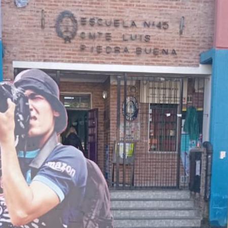 Instalan una gigantografía frente a la escuela donde debía votar Pablo Grillo