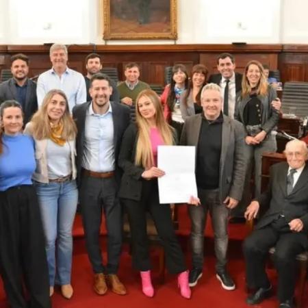 Concejal de Milei pierde el foco: homenajea a la “Barbie platense” mientras LLA estalla