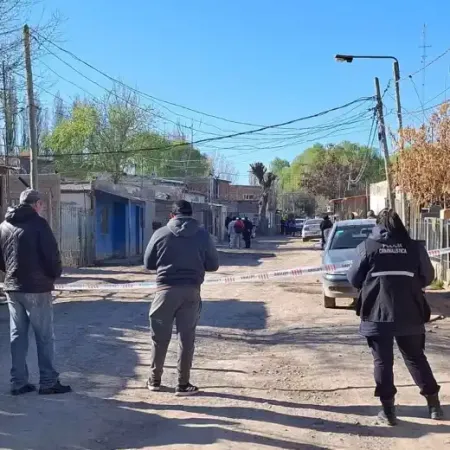 Hallan sin vida a un adolescente de 17 años en Cipolletti: detectan un golpe en la cabeza