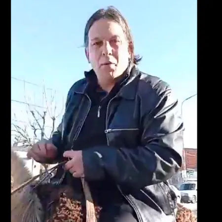 Candidato del Partido Libertario votó a caballo en Pergamino y disputa el voto "pro Milei"