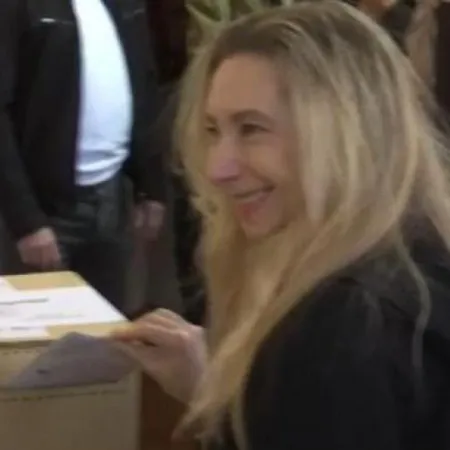 Karina Milei votó escoltada y con militantes que celebraron la detención de CFK