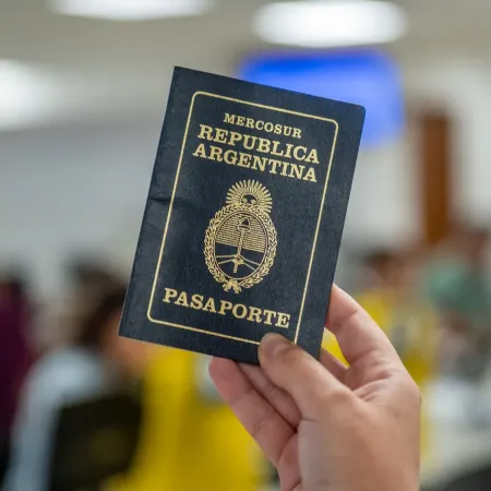 El Gobierno imprimió miles de pasaportes con fallas y la gente deberá rehacerlos