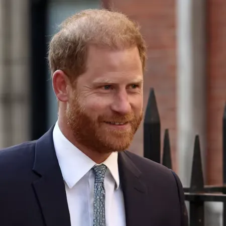 Príncipe Harry vuelve a Londres: homenaje a Isabel II y tensiones familiares