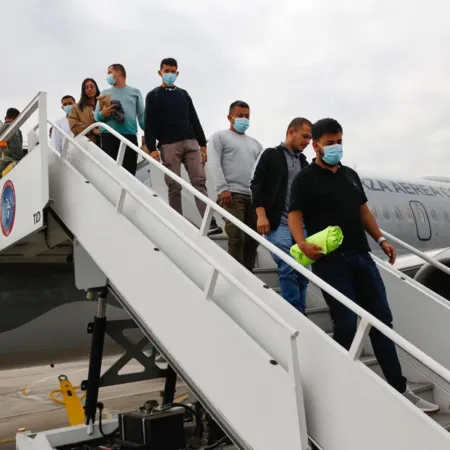 Vuelo de argentinos deportados: el misterio que rodea su llegada