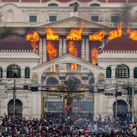 Manifestaciones en Katmandú: el Parlamento incendiado tras renuncia política