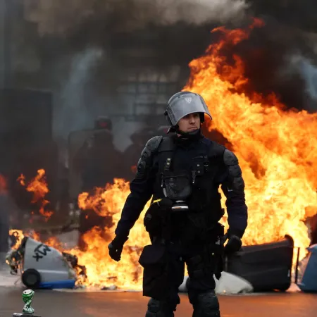 Barricadas y gases en París: el momento crítico para Macron y Lecornu