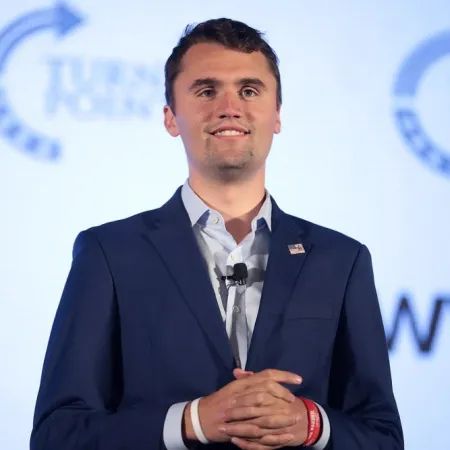 Charlie Kirk, figura conservadora, sufre atentado en Estados Unidos