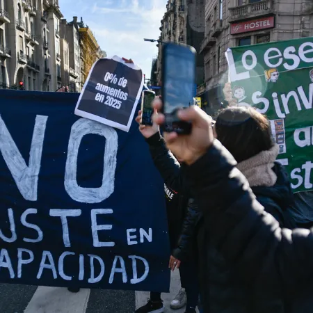 Denuncian que más de 1700 chicos perdieron a sus acompañantes terapéuticos