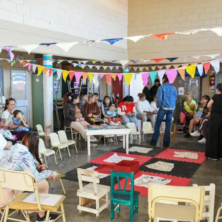 Libros entre rejas: un taller literario une a madres e hijos en la cárcel de Los Hornos