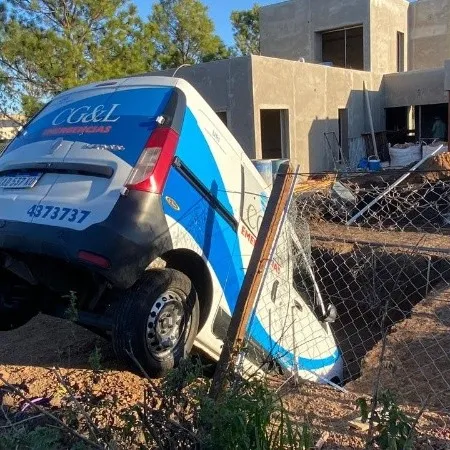 Persecución de película: robaron una ambulancia en Rosario y terminaron incrustados en una pileta en Funes